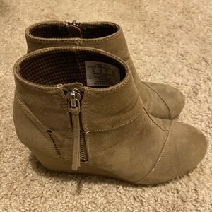 Taupe shade-like wedges